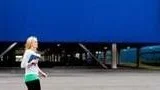 Forskaren Jennie Mazur har tittat närmare på              hur Ikea väljer att visa fram svenskheten i sin reklam riktad till tyskar. I en av företagets reklamfilmer drömmer till exempel en svensk kvinna med midsommarblommor under kudden om en stol från möbeljätten.