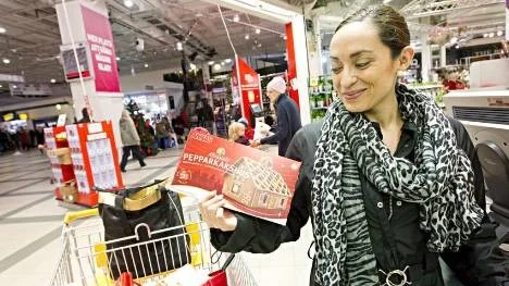 Ivette Nilsson införskaffar pepparkakshus på ICA Kvantum i Gränby centrum.