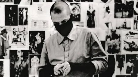 "Alexander McQueen, London 2007" av Anton Corbijn som visar sina fotografier på Fotografiska i Stockholm. Fotot är beskuret.