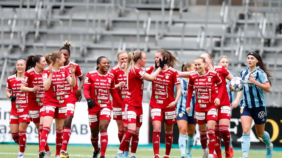 Piteåjubel efter mål av Maja Green (#16, mitten) under söndagens match i damallsvenskan mellan Djurgården och Piteå på Tele2 arena.