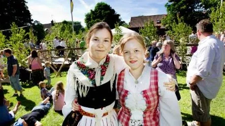 Sara Engman och Sofia Carlsson, uppklädda i folkdräkter dagen till ära.