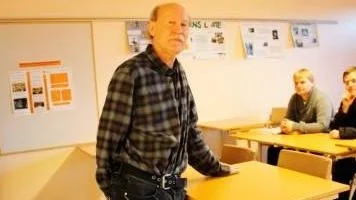 Hans Johansson, lärare på Bruksgymnasiet och ordförande för Lärarnas Riksförbund i Östhammars kommun, tror att lärarnas lönehöjning leder till  åtstramningar på annat håll. På bilden ses även eleverna Joel Eriksson och Martin Eliasson.