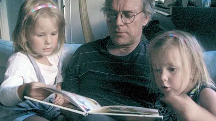 Anders Hjern med bonusbarnbarnen tvillingarna Imra och Zelda.