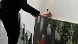 I Anna-Karin Brus konst är det ofta svårt att skilja på målat och inklippt.