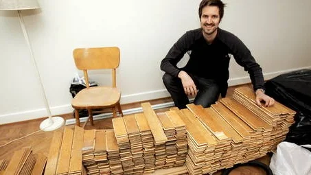 Anders Lönnqvist drog först ur spikarna från det gamla golvet, och sorterade parkettdelarna i storleksordning.