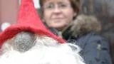 Lena Johansson från Händer i Knivsta visar upp en tovad tomte.