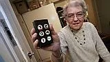 Inga-Stina Hörner visar kontrollen till sin automatiska dörröppnare.