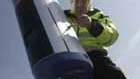 Jan-Erik Eriksson från företaget Uni Traffic i Borås låser kåpan som omsluter trafiksäkerhetskameran.