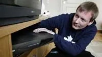 Antennmontören Mattias Ericsson från Knivsta Radio & Tv har dagarna fyllda med hembesök - antennbyten och boxinstallationer.