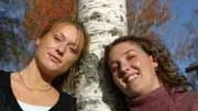 Detaljhandeln måste få ett annat synsätt på akademikernas roll i företagen. Anställ fler akademiker, säger Maija Wallin och Linda Jonsson.