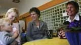 Friskvårdsombuden Anna Enqvist, Sonja Bergenwall och Marianne Levin. Med på bilden är Anna Enqvists son Adam.