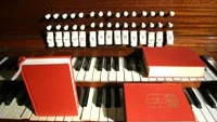 Dannemora kyrkas egensinniga orgel spelar alldeles av sig själv, utan att någon trycker ned tangenterna. Men Ingemar Nordin kan förändra och variera ljudet genom att placera psalmböcker på olika platser.