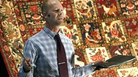 Den här handknutna persiska mattan såldes för 8 500 kronor under söndagens auktion i Vaksalaskolan. Ett pris auktionsutroparen Jonas Wass var långt ifrån nöjd med.