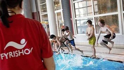 Årskurs 2 på Bellmanskolan hoppar i.