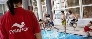 Åttaåringar får lära sig simma