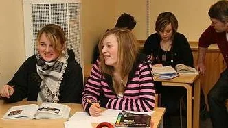 Allt större krav ställs på blivande gymnasister som vill läsa ett högskoleprogram i framtiden. Här ses en grupp elever som går i årskurs 9 vid Frösåkersskolan.