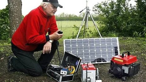 Jan-Erik Östlunds sändare har bara 25 watts uteffekt och drivs med ett bilbatteri, som kan laddas upp i bilen, med solcellspanel eller dieselaggregat. En enkel sprötantenn duger i de flesta fall.