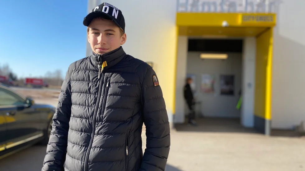 Noel Sköld har varit på Citygross och hämtat matkassar flera gånger de senaste veckorna. "Det är roligt att få hjälpa till", säger han.