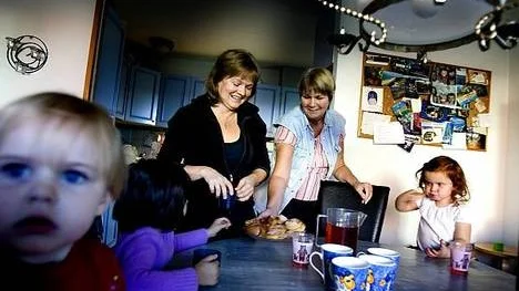 Dagen till ära bjuder Ingemo Malm och Birgitta Eriksson på bullar och saft i stället för den vanliga fruktstunden. Ida Falk hugger in.