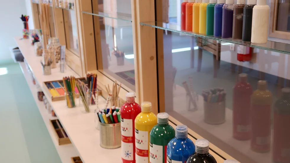 När det stod klart att Galaxen med sina 185 förskoleplatser skulle ersätta tre andra förskolor, stod valet mellan att anpassa upptagningsområdena till Galaxen, eller slopa dem helt och hållet. Det visade sig att många andra kommuner valt det senare alternativet med goda resultat.