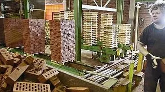 Sista sorteringen. Efter bränningen avsynas stenarna innan de staplas maskinellt och går vidare till plastinpackning och leverans. Raymond Karlsen och hans arbetskamrater byter arbetsuppgifter enligt ett rullande schema för att motverka arbetsskador. Foto: Sven-Olof Ahlgren