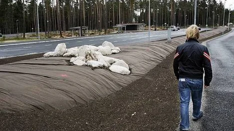 I mitten av rastplatsen ligger flera stora stenar, något som kan vilseleda den som inte besökt fornlämningen Mora stenar tidigare.