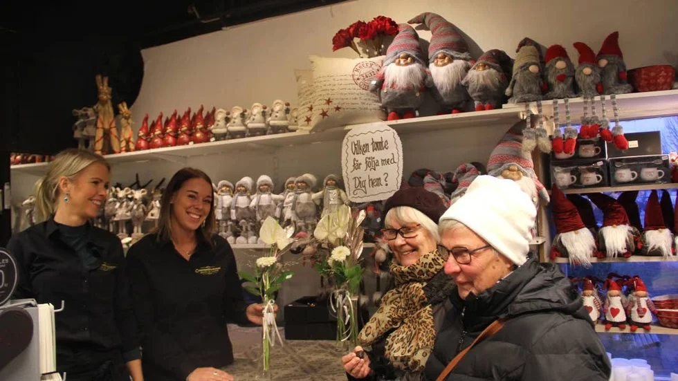 Mia Fredriksson och Anna Helgesson på Centrumblommor i Tierp pratade skyltsöndag och jul med de båda damerna Mirja och Marjatta Sudsbaum.