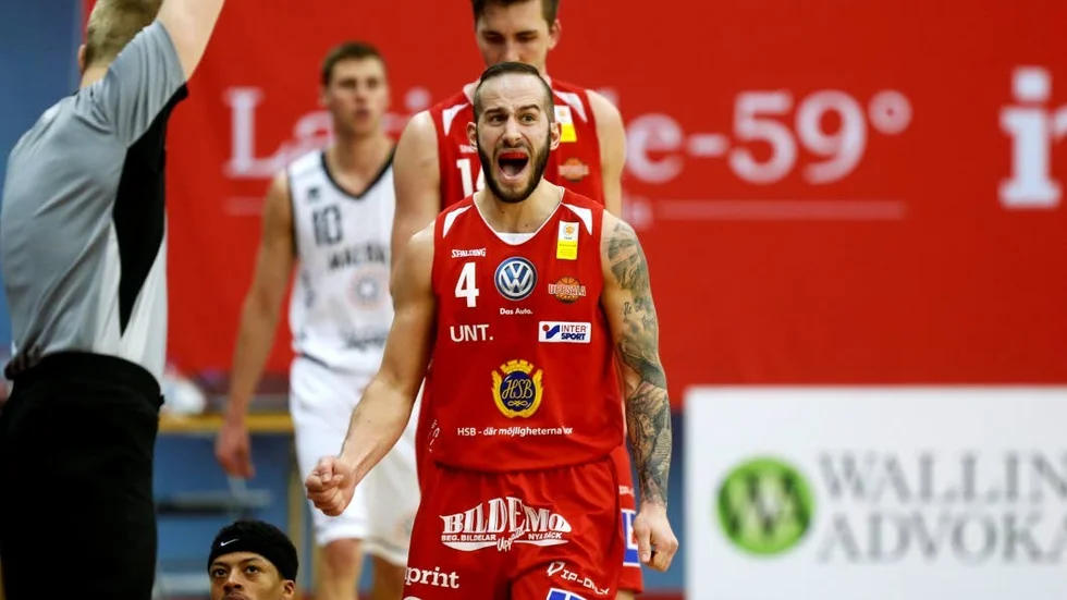 Mannos Nakos är numera spelande tränare för KFUM Uppsala Basket i basketettan.