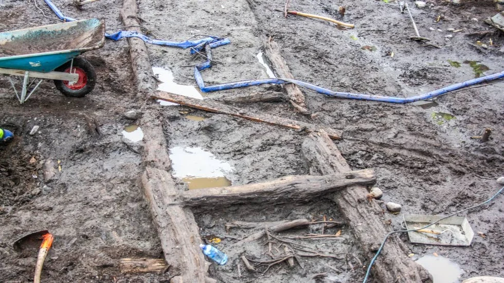 Någon slags båtuppdragningsplats där man har dragit upp båtar som var sju till åtta meter upp på land, för reparationer eller underhåll.
