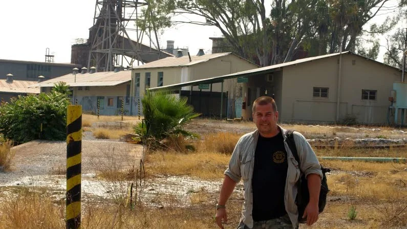 Erik Jonsson utanför Kombatgruvan i Namibia där ryska forskare hittade det mineral som nu har fått hans namn.