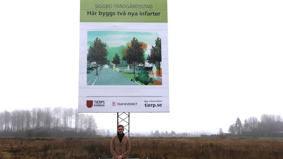Tierps kommun har fått fem miljoner kronor av Boverket för att ge den nya stadsdelen Siggbo en grön profil. På bilden ser vi kommunarkitekten Adam Nyström på platsen där det nya bostadsområdet ska växa fram.