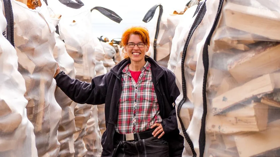 Anna Sverredal trivs med att jobba jordnära och praktiskt. Vedproduktionen är en av flera hörnstenar i verksamheten.