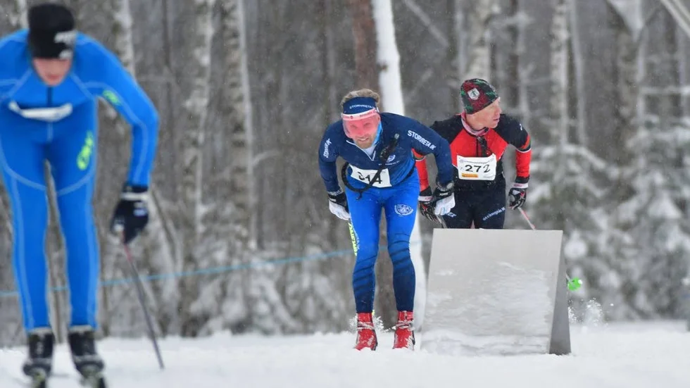 Andreas Berthagen (i mitten) var på väg mot andraplatsen – trodde han. Men en fadäs stoppade honom. Här är han tillsammans med Fredrik Gustafsson i röd och svart dress.
