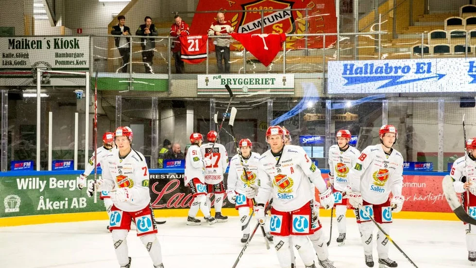 Almtunajubel efter segern i Tingsryd. Tony Mårtensson, närmast och mitt i bild, blev matchvinare med sina två mål.
