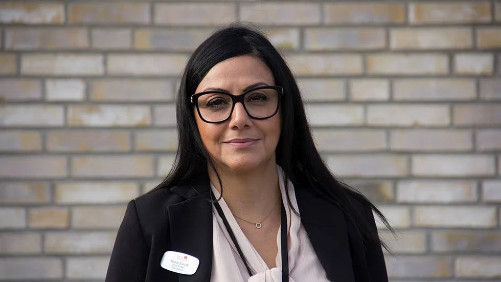 Ferial Sanati är enhetschef på Estrids gård. Hon ska försöka se till att de kan ordna fler aktiviteter framöver.