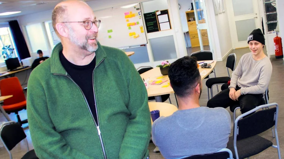Amir, med ryggen mot kameran, fick kontakt med Krami och Stefan Larsson, arbetsförmedlare, i Uppsala för sex år sedan. Men då var han ännu inte klar med sitt gamla kriminella liv. Det är han i dag och nu är han lastbilschaufför. Med på bilden är också Isac Petäjä.