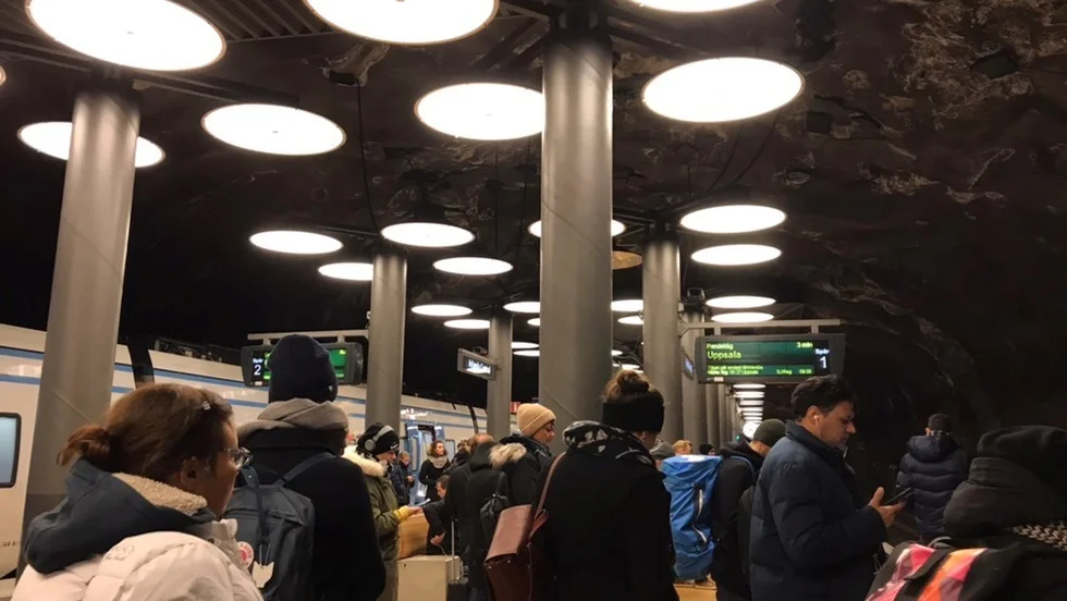 Fullt med folk på perrongen på Arlanda.