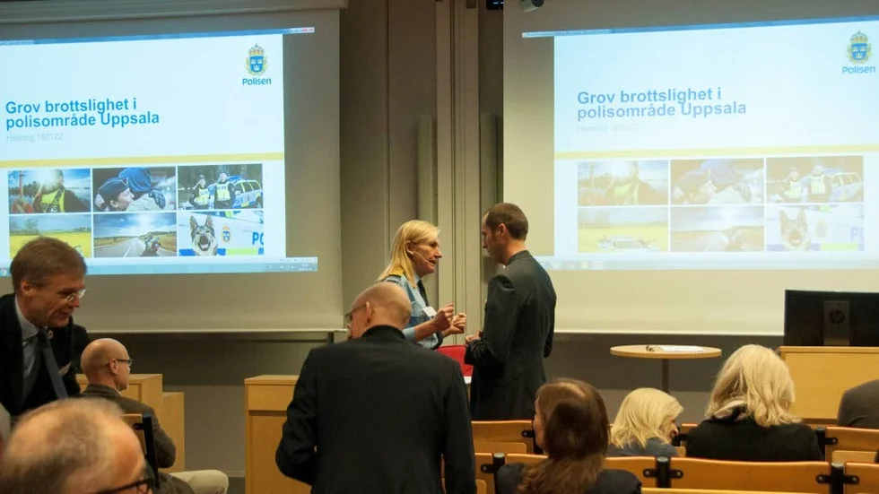 Carin Götblad och Erik Pelling (S) vill båda  ha ett långsiktigt strategiskt samarbete mellan polis och kommun för att bekämpa organiserad brottslighet.