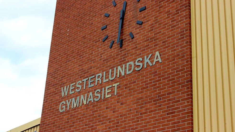 Flera gymnasieelever har fått saker stulna ur sina skåp.