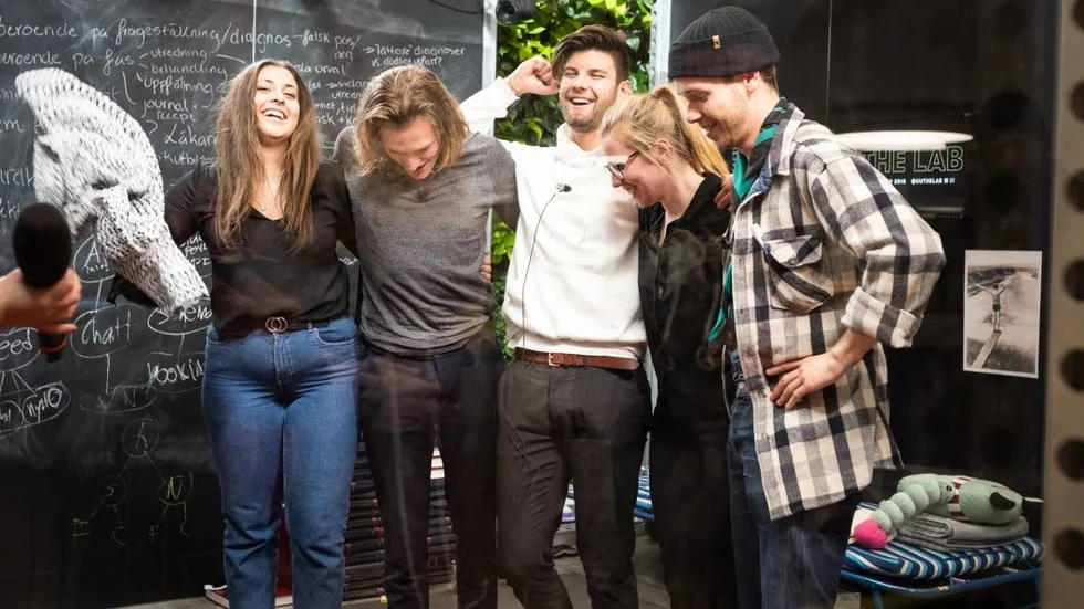 Viktoria Ilkan, Emil Juslin, Christian Ormos. Emma Cederwall och Fredrik Linder får applåder från publiken när de ska kliva ut ur buren klockan fyra på fredagen.