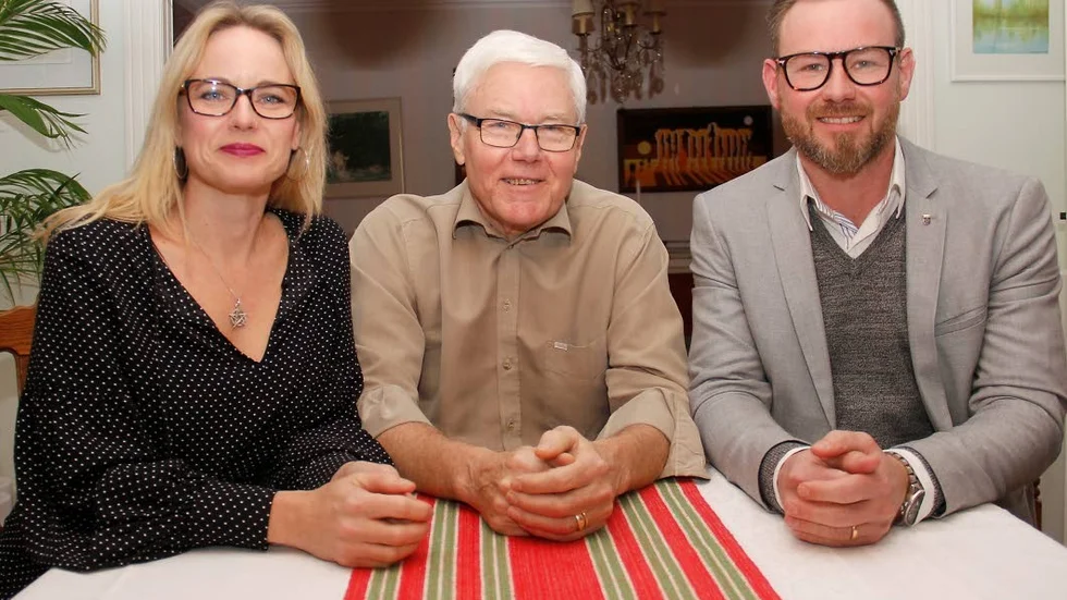 Familjen (C) samlad: tidigare kommunalrådet Bengt omgiven av dottern och nuvarande kommunalrådet Ulrika Ornbrant och sonen, förre kommunalrådet Urban Wahlberg. 

Enköping, Wahlberg, Ulrika Ornbrant, Bengt Wahlberg, Urban Wahlberg