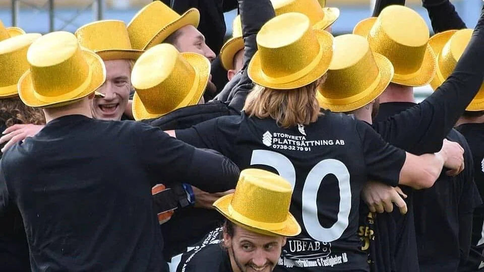 "65 procent av spelarna i dag kommer från egna led och merparten av spelarna som kommer utifrån kommer från närliggande klubbar inom en mils radie. Vi har en stark lokal förankring både i truppen och i organisationen", säger Wattholmas sportchef Fredrik Westergren.
