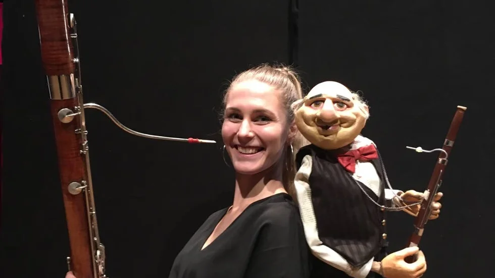 Musikern Olivia Rydqvist deltar i föreställningen ”Vägen till Bolero”. Bakom dockan döljer sig Sinti Lundin på fagott.
