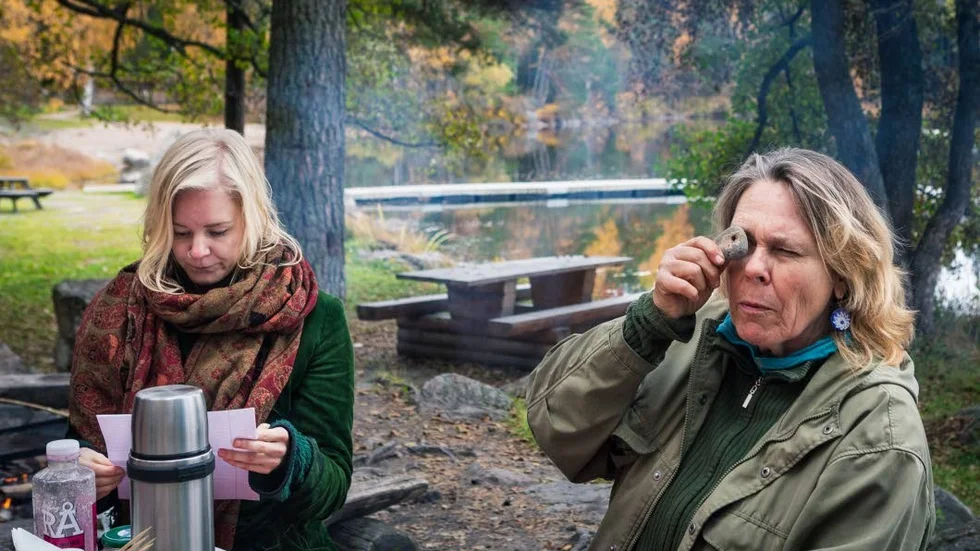 AnnKarina Vesterberg visar upp sin tolkning av en stenålderskamera. Titta genom gluggen och spara en bild i ditt sinne, uppmanar hon gruppen.