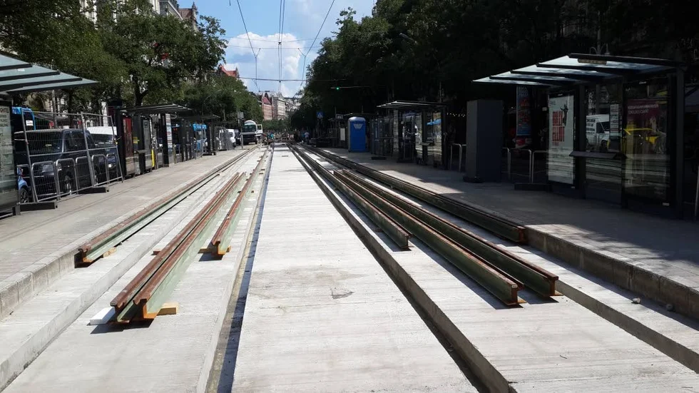 Spårväg kräver  ständigt underhåll, skriver Lajos Hajdu. Bilden visar spårbyte i Budapest sommaren 2018