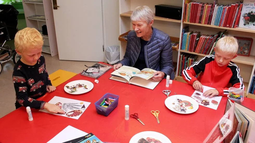 Aton och Olle Stenberg samt farmor Christina Stenberg pysslar efter Sagomyset.