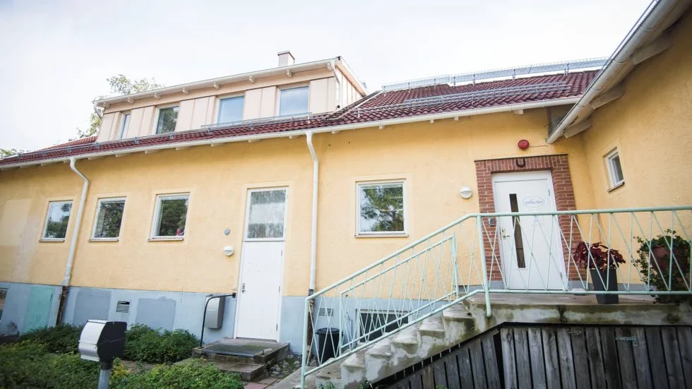 Vid årsskiftet kan Solbackens HVB-hem i Östhammar att stängas av besparingsskäl, som UNT skrivit. Socialnämnden förösker även hålla nere personalkostnaderna inom bland annat äldreomsorgen och effektivisera hemtjänsten.