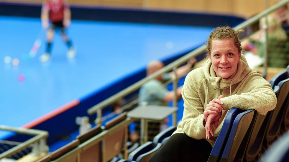 Sara Orebrand, sportchef i Sirius innebandy, bemöter naprapaten Johan Söderströms åsikter om hur man kan förebygga allvarliga knäskador hos kvinnliga idrottare.