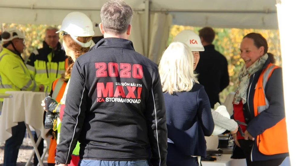 Handelsplatsen växer i bra trafikläge, något som glädjer politiker och andra som var med vid ceremonin på torsdagen.