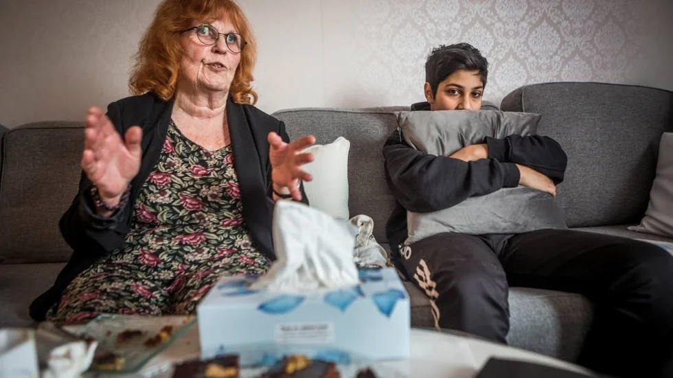 Ahmads föräldrar i Jordanien har i domstol 		avsagt sig vårdnaden för honom och överlåtit den till hans mormor i Gottsunda. Men Migrationsverket anser att dokumentet endast har ringa värde – trots att det är legaliserat av svenska ambassaden. ”Jag har inget liv där, ingen mamma,           ingen pappa, ingenting”, har Ahmad sagt i samtal i Migrationsverkets utredning. Hans gode man Barbro Souvatzis tycker Migrationsvkeret präglas av misstroende.